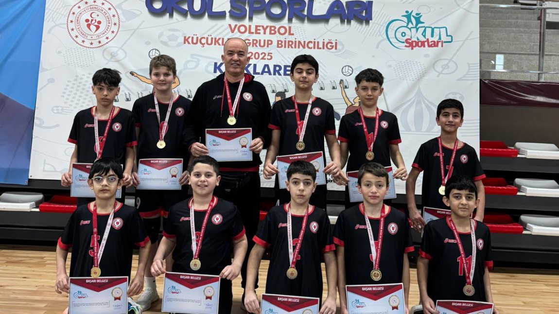 Minik Erkekler Voleybol Takımımız İstanbul 1. oldu.